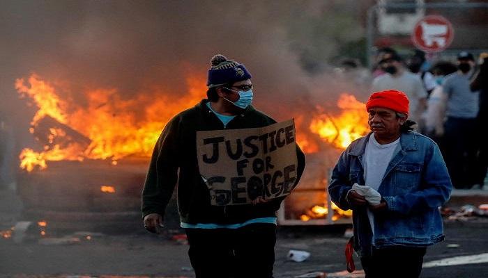 كيف تفاعل الناس مع حادثة مقتل "فلويد" على مواقع التواصل الإجتماعي؟