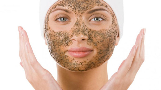 خلطات طبيعية لصنفرة الوجه في المنزل