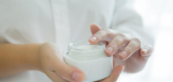 طريقة لعمل لوشن مرطب لليدين والجسم - فيديو